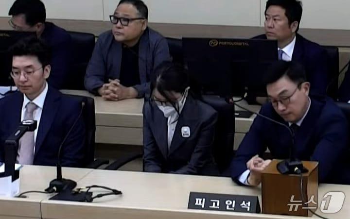 본문 이미지 - 김건희 여사가 26일 서울 서초구 중앙지방법원에서 열린 특정범죄가중처벌등에관한법률위반(알선수재) 부정청탁및금품등수수의금지에관한법률위반 증거인멸 등에 대한 선고 공판에 출석하고 있다. (서울중앙지방법원 제공. 재판매 및 DB 금지) 2026.6.26 ⓒ 뉴스1 이호윤 기자