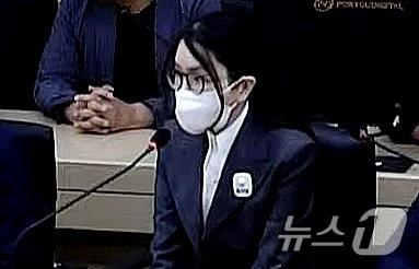 본문 이미지 - 김건희 여사가 6월 26일 서울 서초구 중앙지방법원에서 열린 특정범죄가중처벌등에관한법률위반(알선수재) 부정청탁및금품등수수의금지에관한법률위반 증거인멸 등에 대한 선고 공판에 출석해 발언하고 있다. (서울중앙지방법원 제공. 재판매 및 DB 금지) 2026.6.26 ⓒ 뉴스1 이호윤 기자