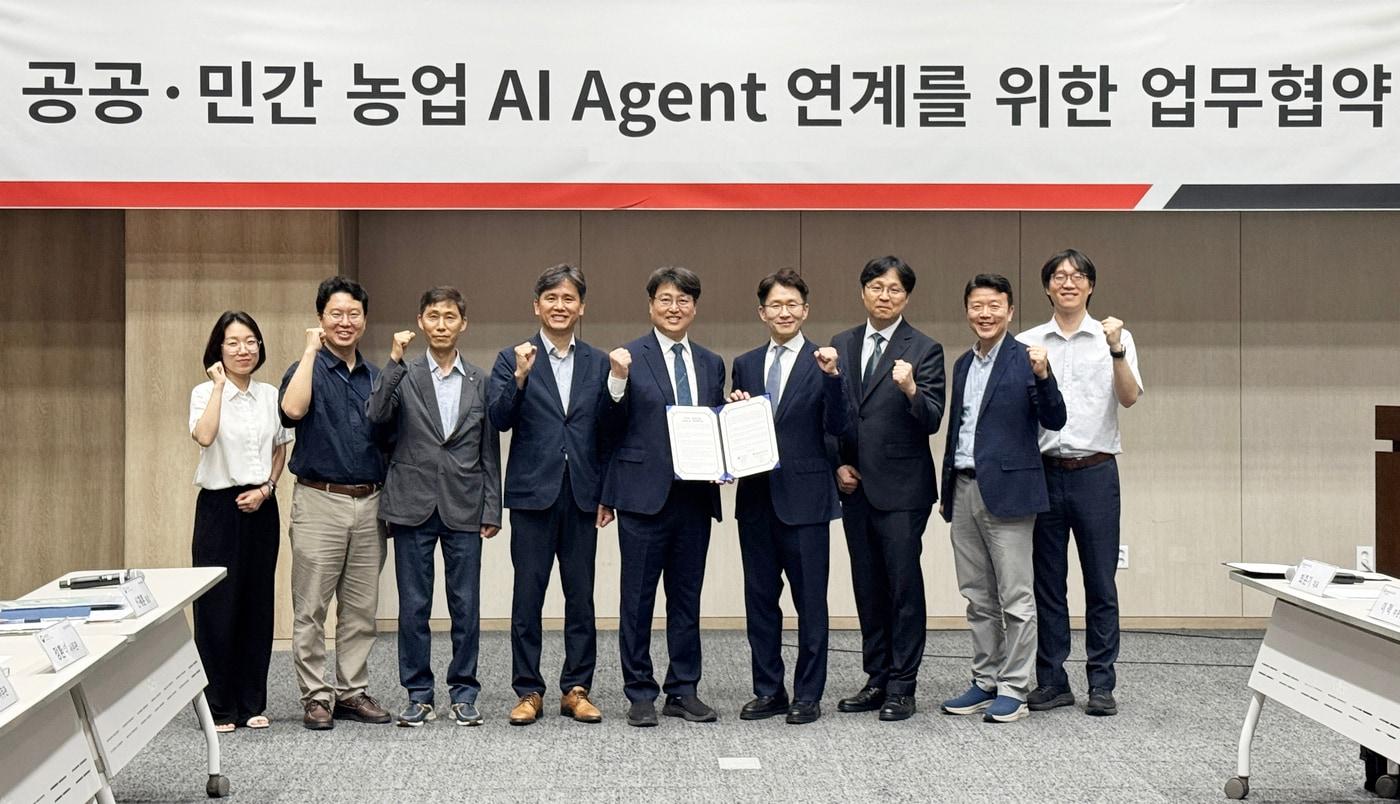 본문 이미지 - 대동에이아이랩-농촌진흥청 공공·민간 인공지능 에이전트(AI Agent) 연계 업무협약식 참석자들이 기념 사진을 찍고 있다.(대동 제공)