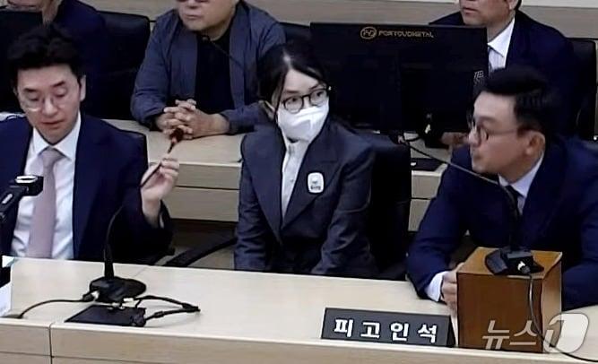 본문 이미지 - 김건희 여사가 26일 서울 서초구 중앙지방법원에서 열린 특정범죄가중처벌등에관한법률위반(알선수재) 부정청탁및금품등수수의금지에관한법률위반 증거인멸 등에 대한 선고 공판에 출석하고 있다. (서울중앙지방법원 제공. 재판매 및 DB 금지) 2026.6.26 ⓒ 뉴스1 이호윤 기자