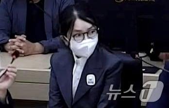 본문 이미지 - 김건희 여사가 26일 서울 서초구 중앙지방법원에서 열린 특정범죄가중처벌등에관한법률위반(알선수재) 부정청탁및금품등수수의금지에관한법률위반 증거인멸 등에 대한 선고 공판에 출석하고 있다. (서울중앙지방법원 제공. 재판매 및 DB 금지) 2026.6.26 ⓒ 뉴스1 이호윤 기자