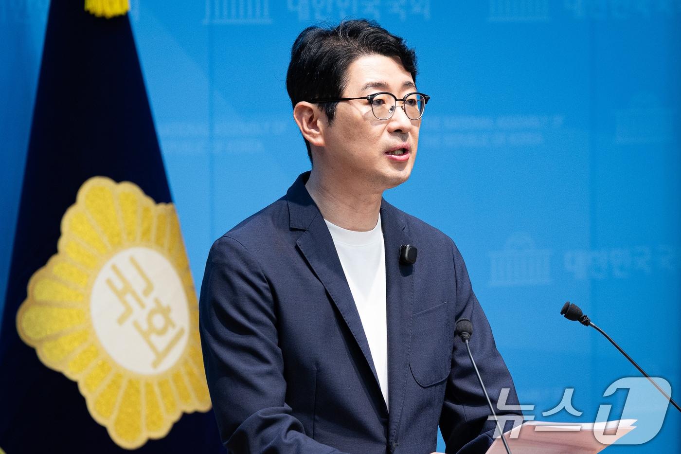 본문 이미지 - 주진우 국민의힘 이재명 재판취소 저지 특위원장이 지난달 26일 서울 여의도 국회 소통관에서 이화영 사건 검찰 항소제기 촉구 기자회견을 하고 있다. 2026.6.26 ⓒ 뉴스1 유승관 기자