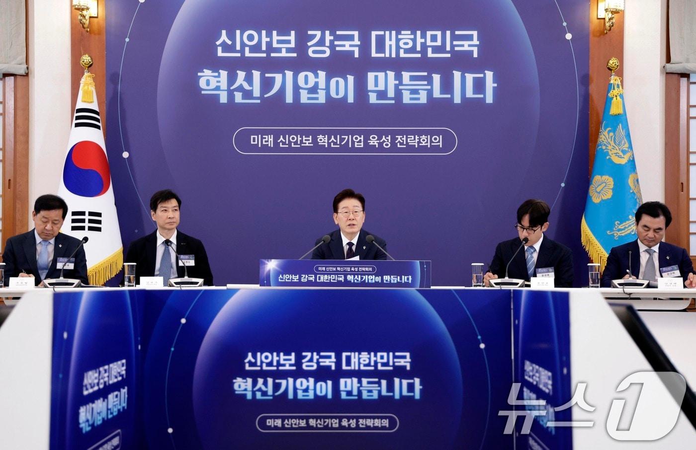 본문 이미지 - 이재명 대통령이 26일 청와대에서 열린 미래 新안보 혁신기업 육성 전략회의에서 발언하고 있다. 2026.6.26 ⓒ 뉴스1 이재명 기자