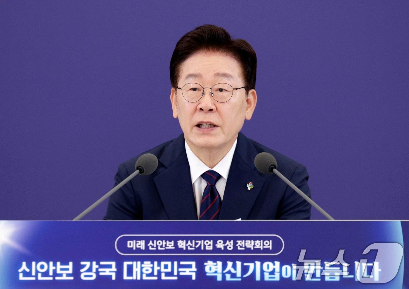 본문 이미지 - 이재명 대통령이 26일 청와대에서 열린 미래 新안보 혁신기업 육성 전략회의에서 발언하고 있다. 2026.6.26 ⓒ 뉴스1 이재명 기자