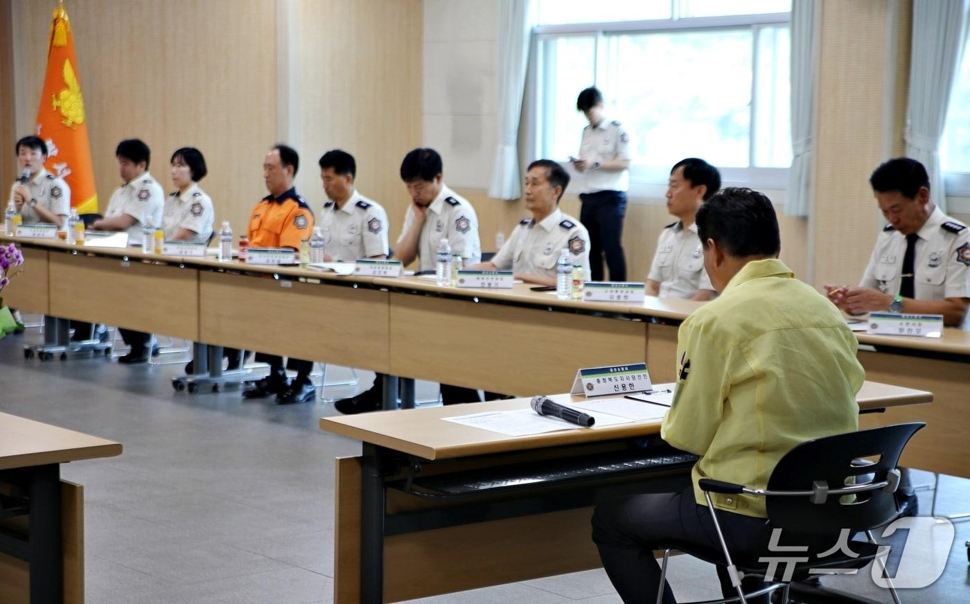 본문 이미지 - 신용한 충북지사 당선인이 26일 괴산소방서를 찾아 현안을 청취하고 있다.(괴산소방서 제공. 재판매 및 DB금지)/뉴스1