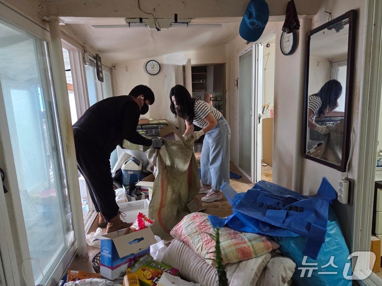 본문 이미지 - 충남 금산군은 지난 25일 부리면에 거주하는 취약계층 어르신 가구를 대상으로 주거환경개선사업을 실시했다. (금산군 제공.재판매 및 DB금지)/뉴스1