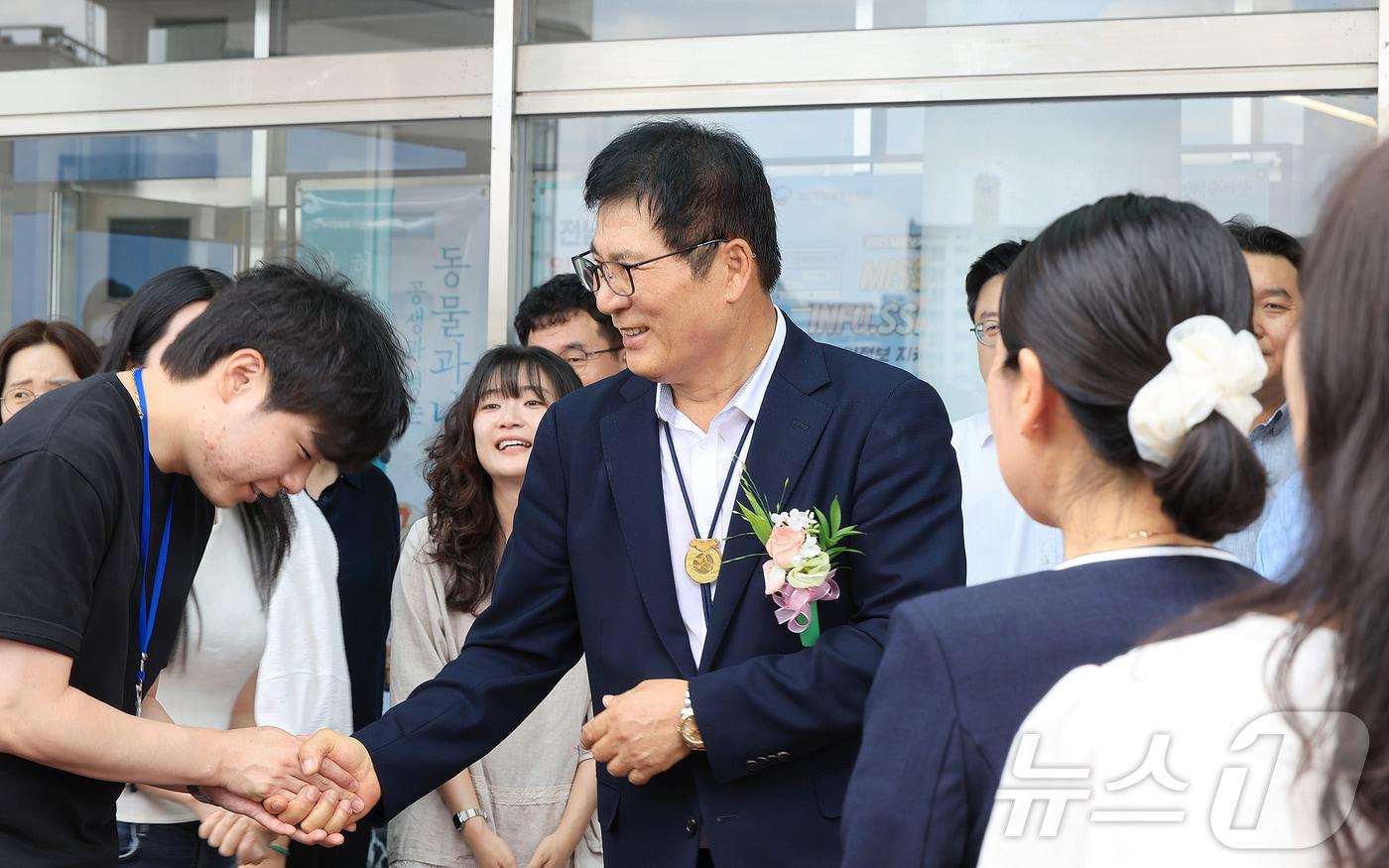 본문 이미지 - 제47·48대 이상익 함평군수가 퇴임하며 직원들과 악수하고 있다.(함평군 제공. 재배포 및 DB 금지) 2026.6.26 ⓒ 뉴스1