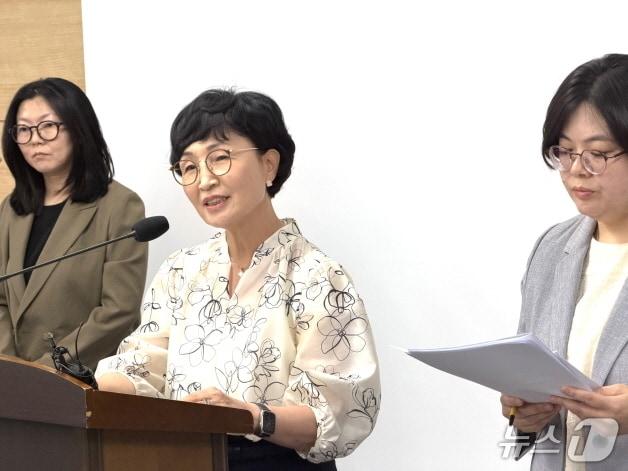 본문 이미지 - 민선 9기 전주시장직 인수위원회 이재운 위원장(문화예술 분과)이 26일 전주시청에서 브리핑을 열고 '왕의 궁원 프로젝트' 재조정에 대해 설명하고 있다./뉴스1