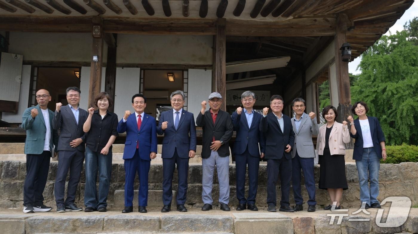 본문 이미지 - 허민 국가유산청장(왼쪽에서 5번째)이 지난 25일 노성면 교촌리에 있는 명재고택을 방문했다. (논산시 제공.재판매 및 DB금지)/뉴스1