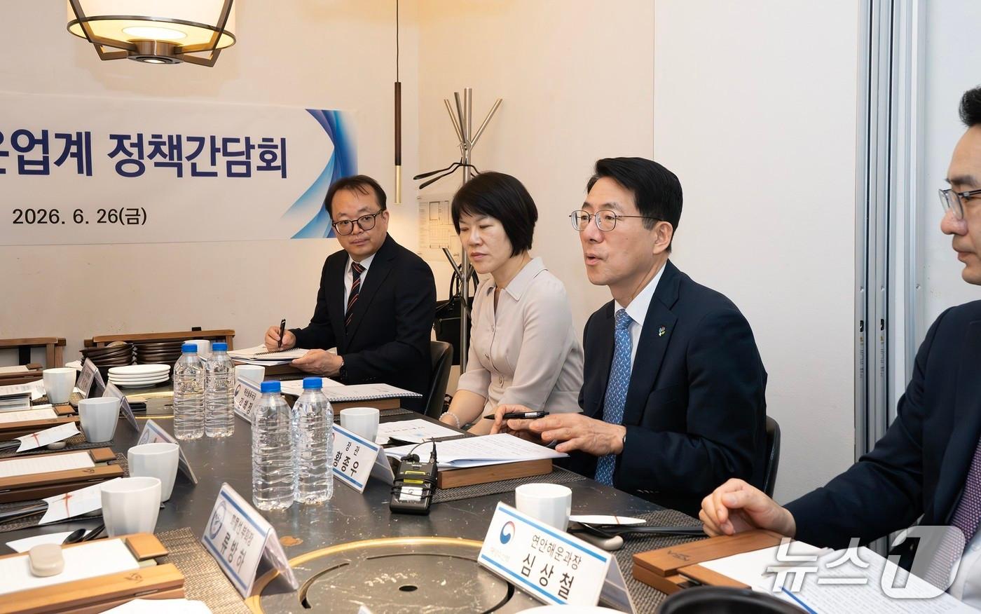 본문 이미지 - 황종우 해양수산부 장관이 26일 한국해운조합 회장단 정책 간담회에 참석해 업계의 애로사항을 청취하고 있다.(해양수산부 제공)