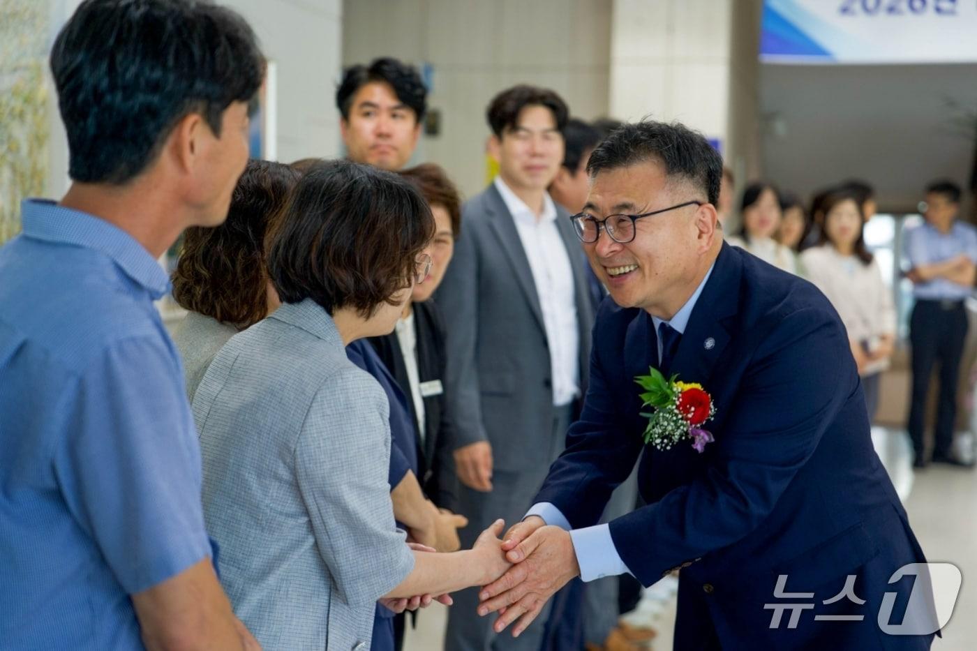 본문 이미지 - 이임 인사 나누는 김두환 증평부군수.(증평군 제공. 재판매 및 DB금지)/뉴스1