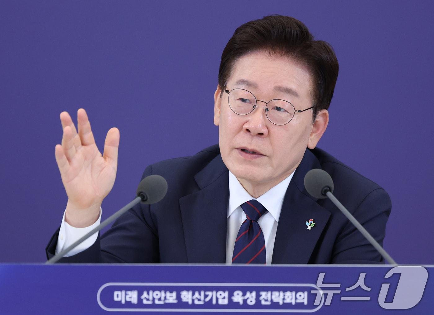 본문 이미지 - 이재명 대통령이 26일 청와대에서 열린 미래 新안보 혁신기업 육성 전략회의에서 발언을 하고 있다. 2026.6.26 ⓒ 뉴스1 이재명 기자