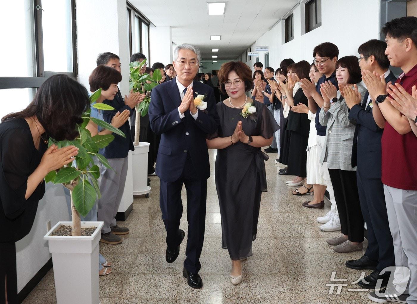 본문 이미지 - 박종훈 경남교육감이 26일 임기를 마무리하고 교육청 직원들과 인사를 나누고 있다.(경남교육청 제공. 재판매 및 DB금지)
