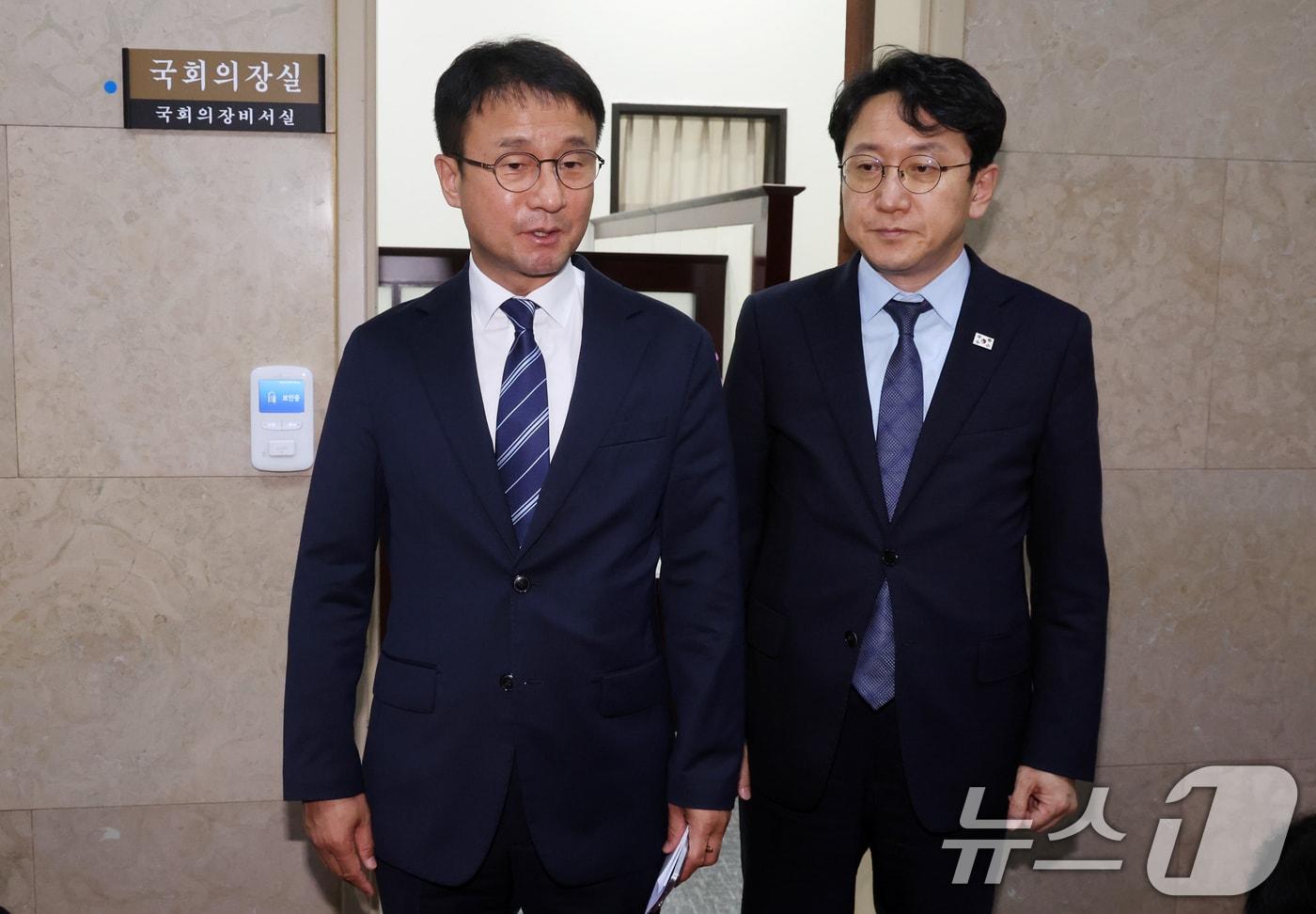 본문 이미지 - 한병도 더불어민주당 한병도 당대표 직무대행 겸 원내대표가 26일 오후 서울 여의도 국회에서 상임위원회 위원 명단 제출 관련 국회의장 항의방문을 마치고 취재진 질문에 답하고 있다. ⓒ 뉴스1 황기선 기자