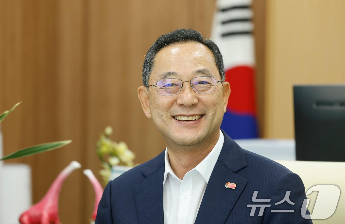 본문 이미지 - 명현관 해남군수가 26일 해남군청에서 뉴스1과 인터뷰를 하고 있다. ⓒ 뉴스1 김태성 기자