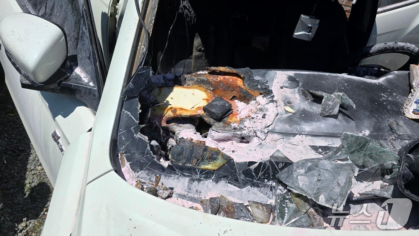 본문 이미지 - 지난 5월 4일, 충남 아산에서 차량 내 보관하던 리튬이온 배터리가 폭발해 불이 났다. (아산소방서 제공. 재판매 및 DB금지)