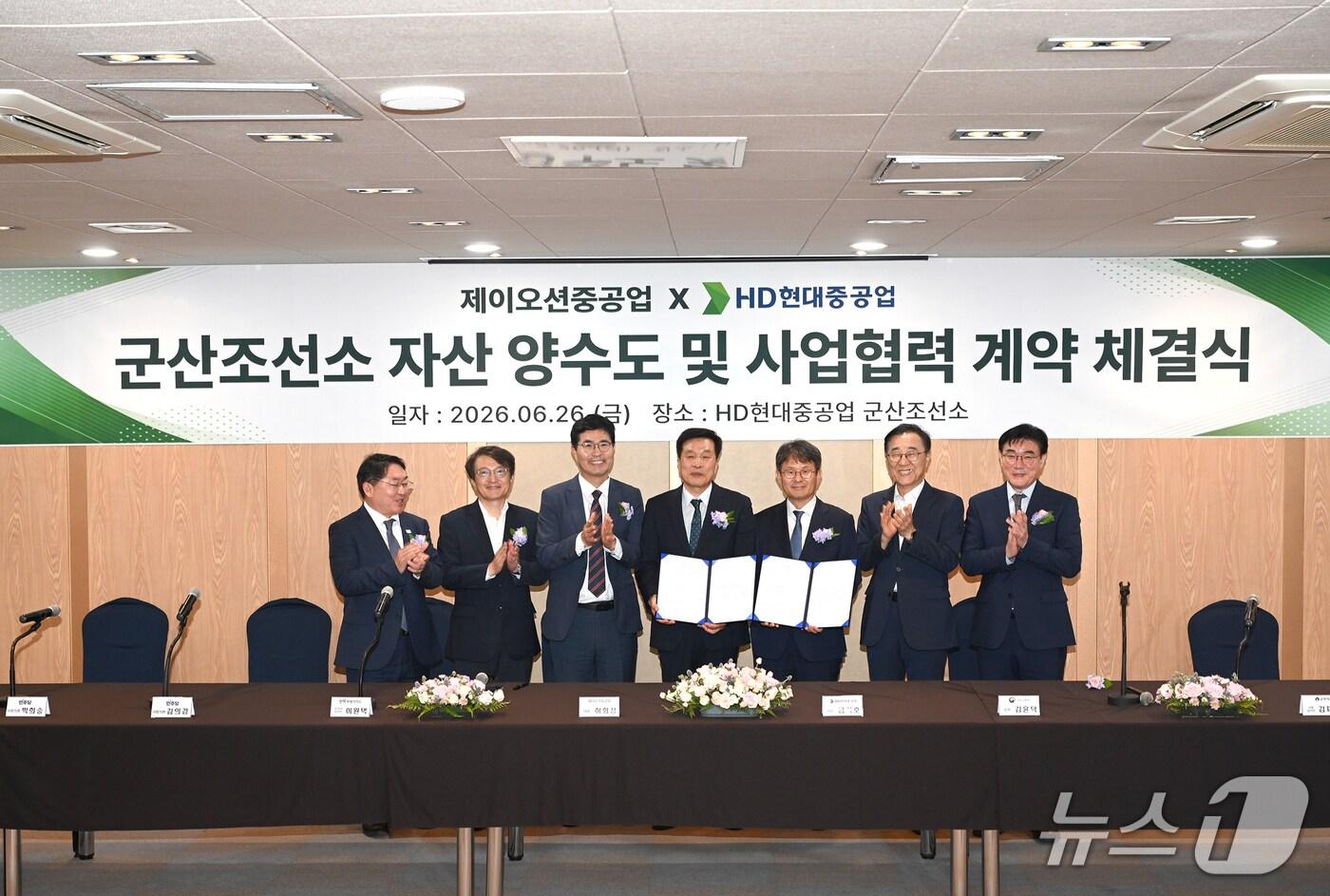 본문 이미지 - 에코프라임마린퍼시픽 신설 법인 제이오션중공업과 HD현대중공업이 군산조선소 자산 양수도 본 계약을 체결한 모습. 왼쪽부터 박희승 더불어민주당 의원, 김의겸 의원, 이원택 전북특별자치도지사 당선인, 하화정 제이오션중공업 대표, 금석호 HD현대중공업 사장, 김윤덕 국토교통부 장관, 김재준 군산시장 당선인(에코프라임마린퍼시픽 제공)