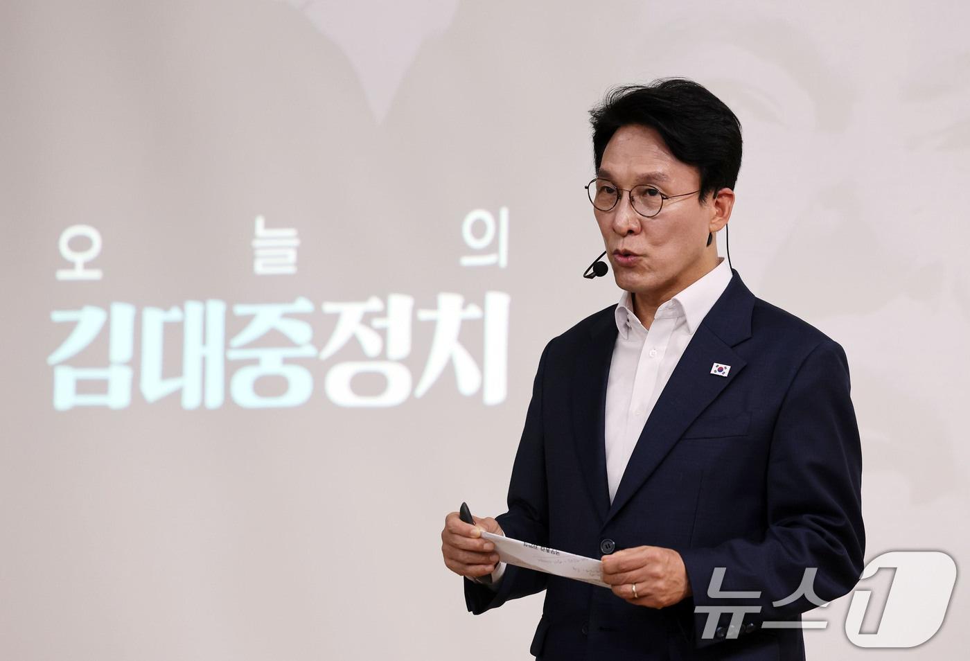 본문 이미지 - 김민석 국무총리가 26일 광주 김대중컨벤션센터에서 진행된 김대중정치학교의 '청년정치인을 위한 DJ 정치론 특강'에서 발언하고 있다. 2026.6.26 ⓒ 뉴스1 박지현 기자