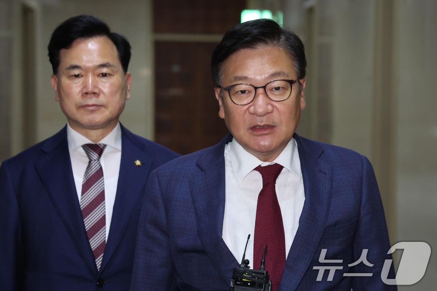 본문 이미지 - 정점식 국민의힘 원내대표가 26일 오후 서울 여의도 국회에서 원구성 협상을 위한 여야 원내지도부 회동을 마치고 취재진 질문에 답하고 있다. 2026.6.26 ⓒ 뉴스1 황기선 기자