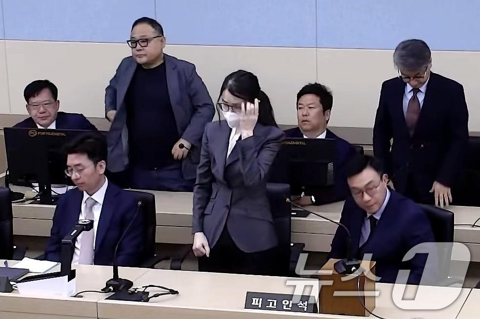 본문 이미지 - 김건희 여사가 26일 서울 서초구 중앙지방법원에서 열린 특정범죄가중처벌등에관한법률위반(알선수재) 부정청탁및금품등수수의금지에관한법률위반 증거인멸 등에 대한 1심 선고 공판에서 선고를 받고 있다. 이날 재판부는 김건희 여사에게 징역 7년을 선고했다. (서울중앙지방법원 제공. 재판매 및 DB 금지) 2026.6.26 ⓒ 뉴스1 이호윤 기자