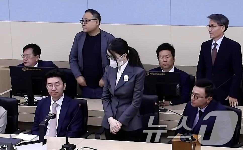 본문 이미지 - 김건희 여사가 26일 서울 서초구 중앙지방법원에서 열린 특정범죄가중처벌등에관한법률위반(알선수재) 부정청탁및금품등수수의금지에관한법률위반 증거인멸 등에 대한 1심 선고 공판에서 선고를 받고 있다. 이날 재판부는 김건희 여사에게 징역 7년을 선고했다. (서울중앙지방법원 제공. 재판매 및 DB 금지) 2026.6.26 ⓒ 뉴스1 이호윤 기자