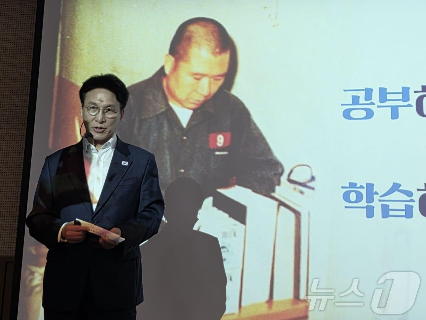 본문 이미지 - 김민석 국무총리가 지난 26일 광주 김대중컨벤션센터에서 열린 김대중정치학교의 '청년정치인을 위한 DJ 정치론 '특강에서 강연하고 있는 모습. 2026.6.26 ⓒ 뉴스1 박지현 기자