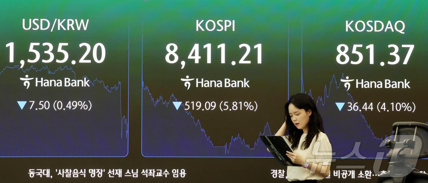 본문 이미지 - 26일 오후 서울 중구 하나은행 본점 딜링룸에 종가가 나오고 있다. 2026.6.26 ⓒ 뉴스1 김진환 기자