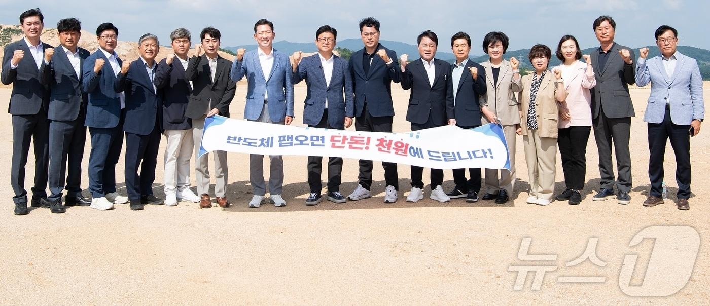본문 이미지 - 김장호 구미시장이 26일 강명구 의원, 구미지역 도·시의원들과 함께 국가5산단을 부지조성 현장을 찾아 반도체 팹의 구미유치를 촉구하고 있다. (구미시 제공. 재판매 및 DB금지) ⓒ 뉴스1 정우용 기자