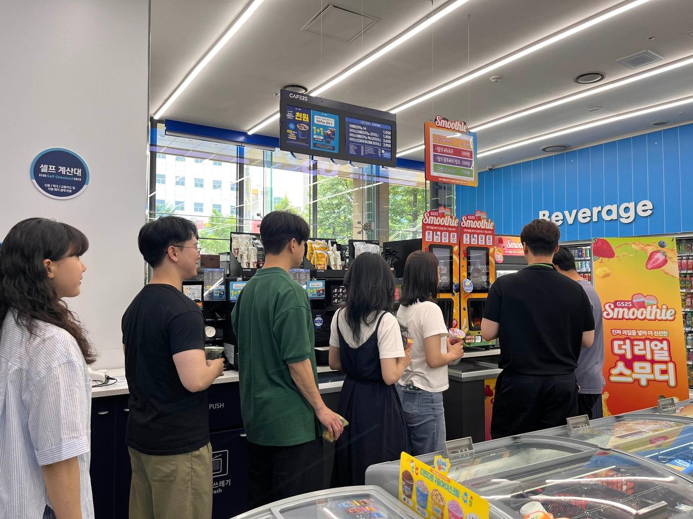 본문 이미지 - 날씨가 더워지면서 편의점 즉석 과일 스무디 수요가 증가하고 있다.(GS25 제공)
