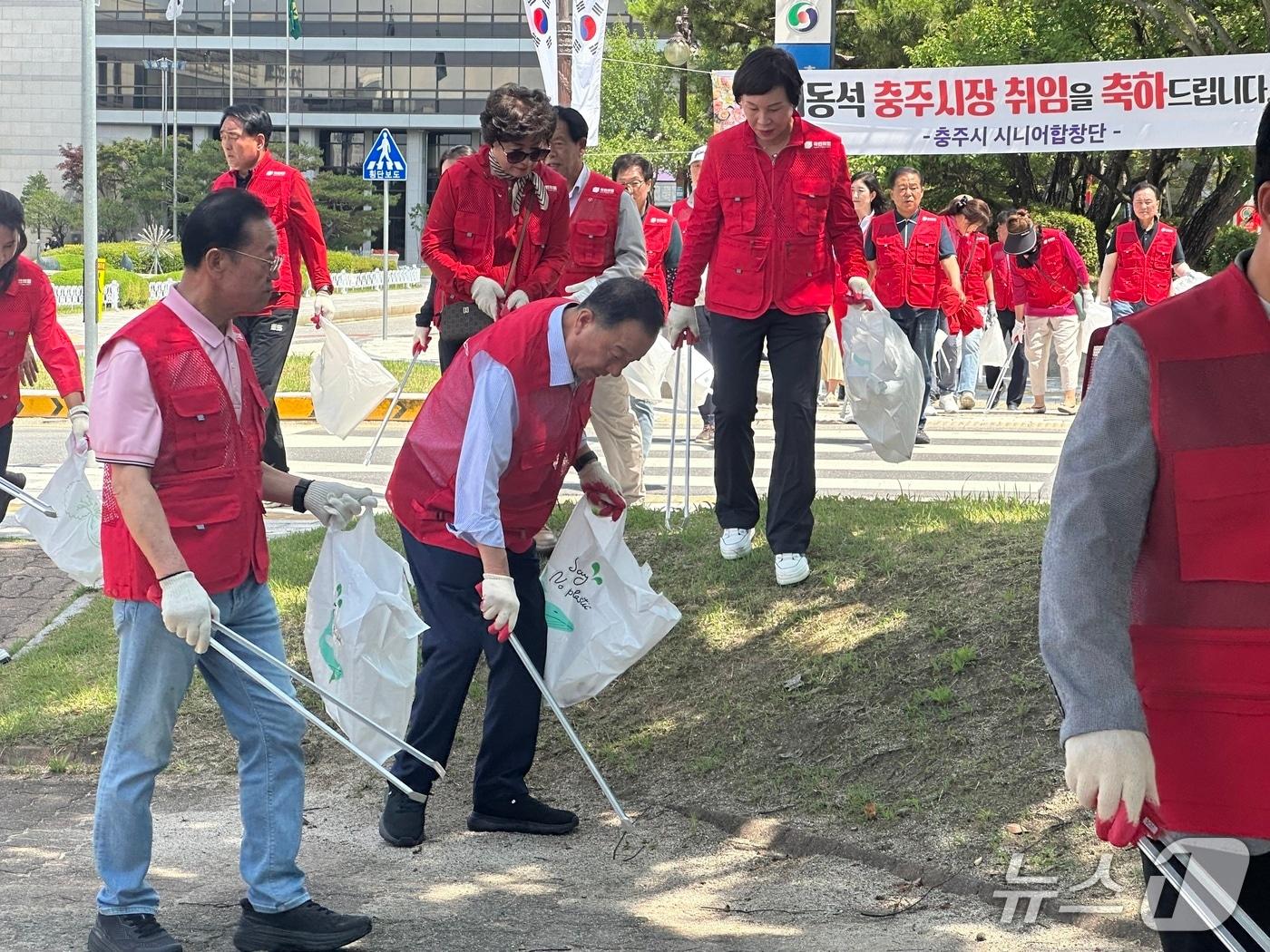 본문 이미지 - 국민의힘 충북지역 지방선거 당선인과 당원들이 26일 충주시청 인근 거리에서 환경정화 봉사활동을 하고 있다.(국민의힘충북도당 제공. 재판매 및 DB금지)/뉴스1