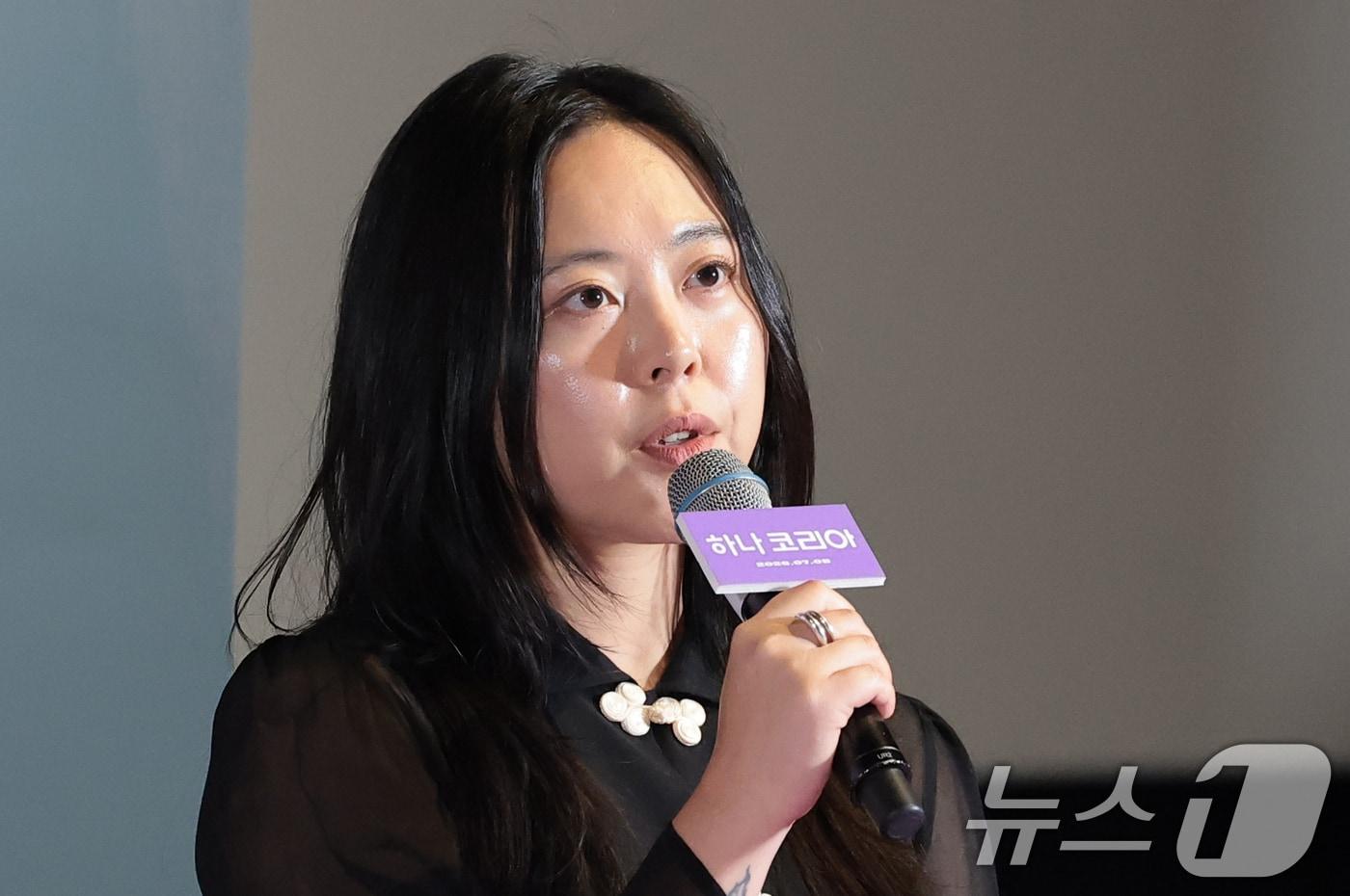 본문 이미지 - 각본가 최성재(샤론 최)가 서울 용산구 CGV 용산아이파크몰에서 열린 영화 ‘하나 코리아’ 언론시사 및 기자간담회에 참석해 취재진 질문에 답하고 있다. ‘하나 코리아’는 낯선 삶 속에서도 끝내 앞으로 나아가려는 탈북 여성 ‘혜선’의 여정을 담은 실화 모티브 아트버스터다. 2026.6.26 ⓒ 뉴스1 권현진 기자