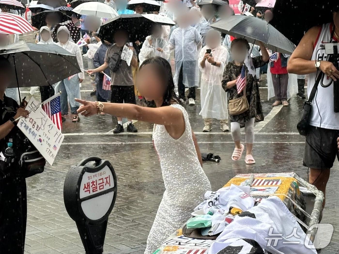 본문 이미지 - 지난 22일 올림픽공원 핸드볼경기장 앞에서 김 모 씨(45)가 현장에 배치된 경찰을 향해 삿대질을 하고 있다. 2026.06.26/ⓒ 뉴스1 한민아 수습기자