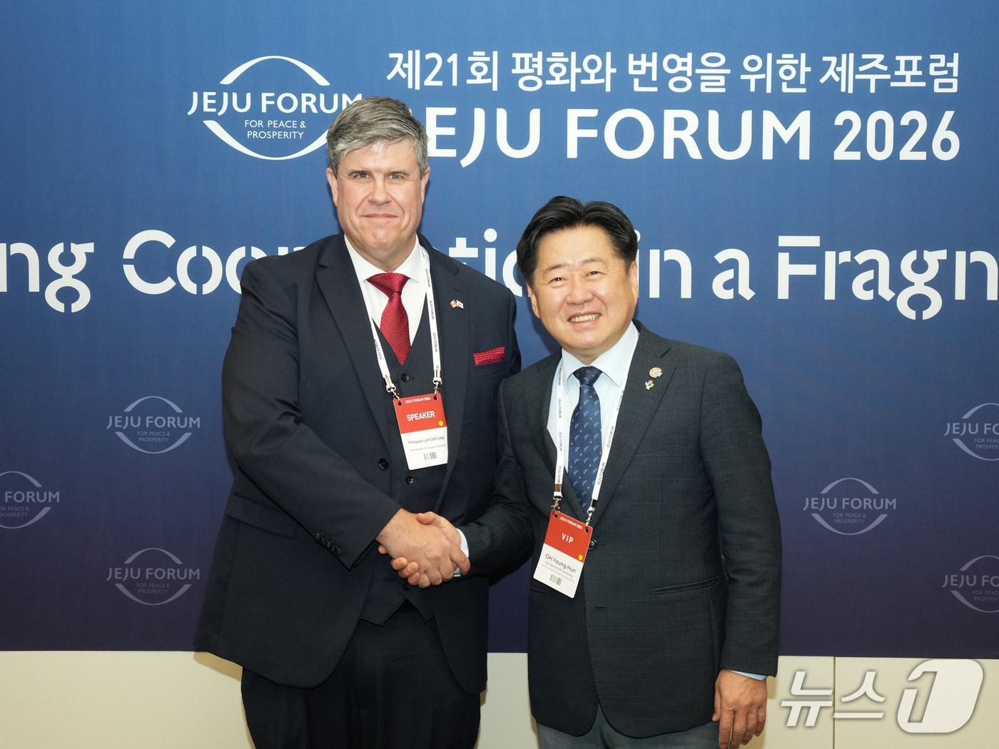 본문 이미지 - 오영훈 제주특별자치도지사와 필립 라포르튠(Philippe Lafortune) 주한캐나다 대사가 26일 오전 해비치 호텔&리조트 제주에서 열린 '제21회 평화와 번영을 위한 제주포럼'에서 면담 후 기념촬영을 하고 있다.(제주특별자치도 제공, 재판매 및 DB 금지)