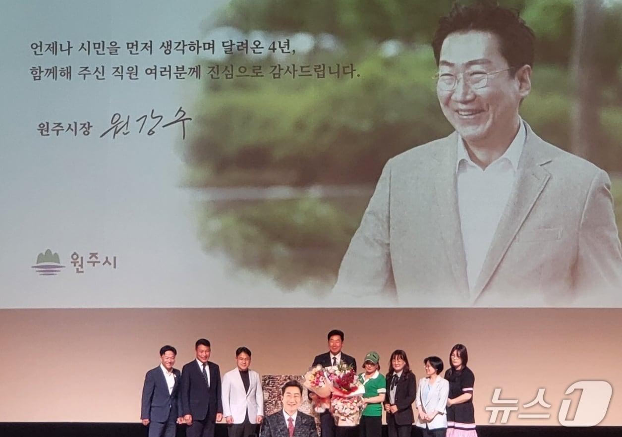 본문 이미지 - 원강수 강원 원주시장이 30일자로 민선 8기 원주시장 임기를 마무리하는 가운데, 원주시가 26일 백운아트홀에서 민선8기 원주시장 이임식을 열었다. 2026.6.26/뉴스1 신관호 기자