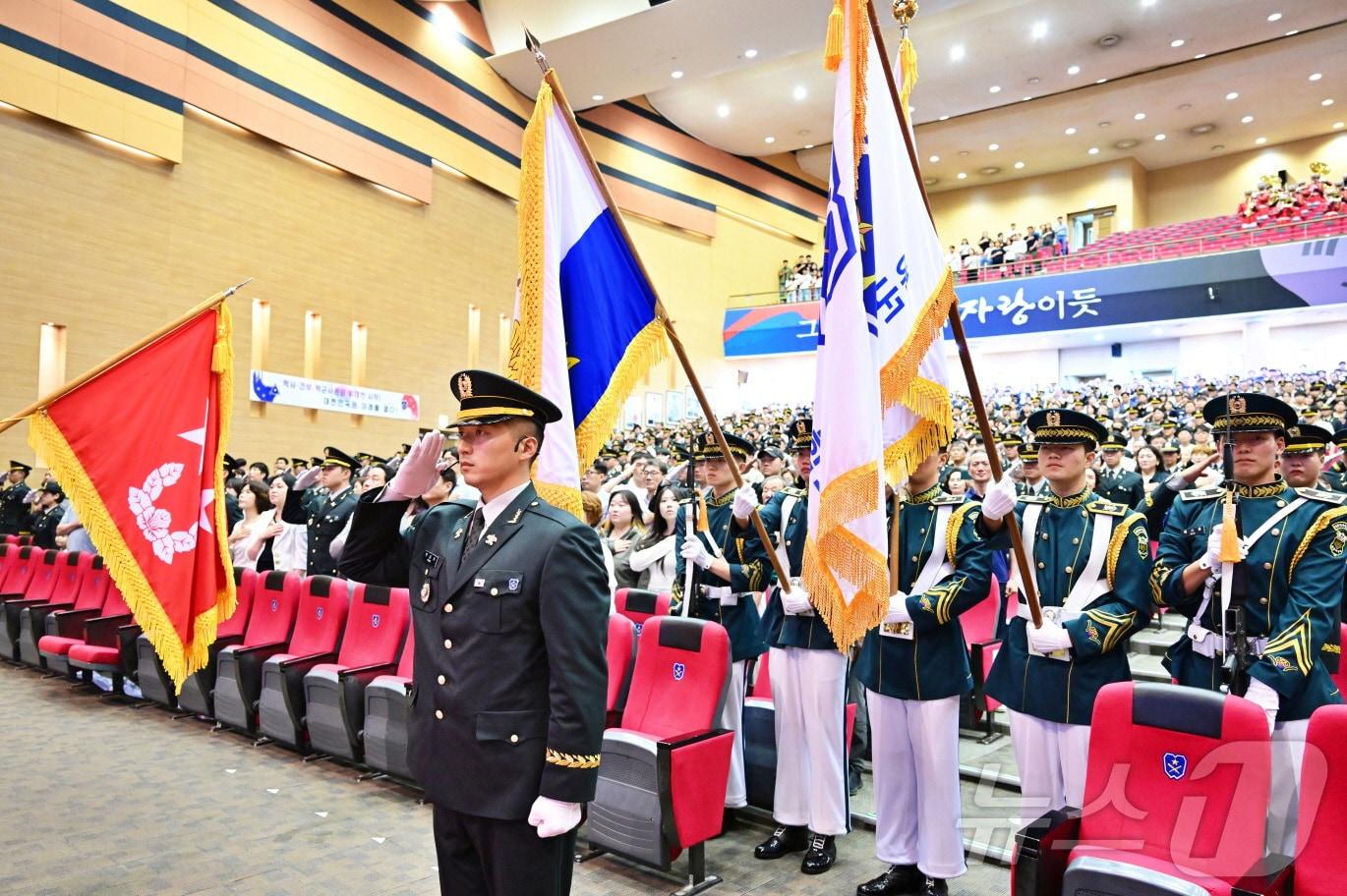 본문 이미지 - 26일 충북 괴산군 육군학생군사학교에서 열린 2026년 대한민국 육군 장교 통합임관식에서 신임장교들이 경례를 하고 있다. (육군 제공. 재판매 및 DB금지) 2026.6.26 ⓒ 뉴스1
