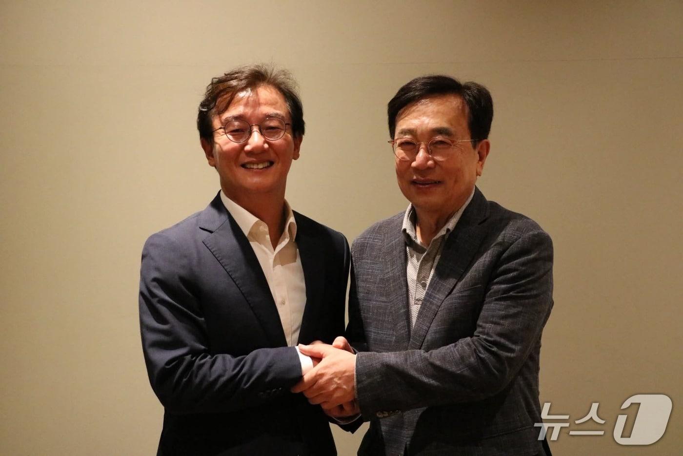본문 이미지 - 전재수 부산시장 당선인(왼쪽)과 서병수 전 부산시장이 만남을 가진 후 기념사진을 찍고 있다.(전재수 당선인 페이스북 캡처. 재판매 및 DB금지)