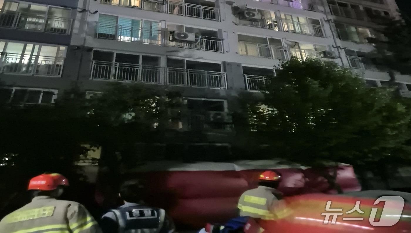 본문 이미지 - 에어매트 전개한 소방대원들.(아산소방서 제공. 재판매 및 DB금지)