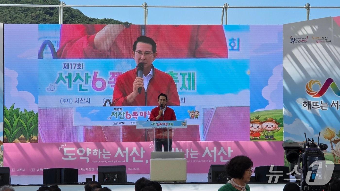 본문 이미지 - 26일 해미읍성에서 제17회 서산 육쪽마늘축제 개막식 축사를 하고 있는 이완섭 서산시장ⓒ 뉴스1 김태완 기자