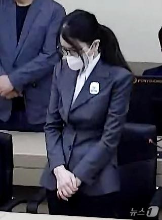 본문 이미지 - 김건희 여사가 26일 서울 서초구 중앙지방법원에서 열린 특정범죄 가중처벌 등에 관한 법률위반(알선수재) 부정청탁 및 금품 등 수수의 금지에 관한 법률 위반 증거인멸 등에 대한 1심 선고 공판에서 일어선 채 "징역 7년형에 처한다"는 주문을 듣고 있다. (서울중앙지방법원 제공. 재판매 및 DB 금지) 2026.6.26 ⓒ 뉴스1 이호윤 기자