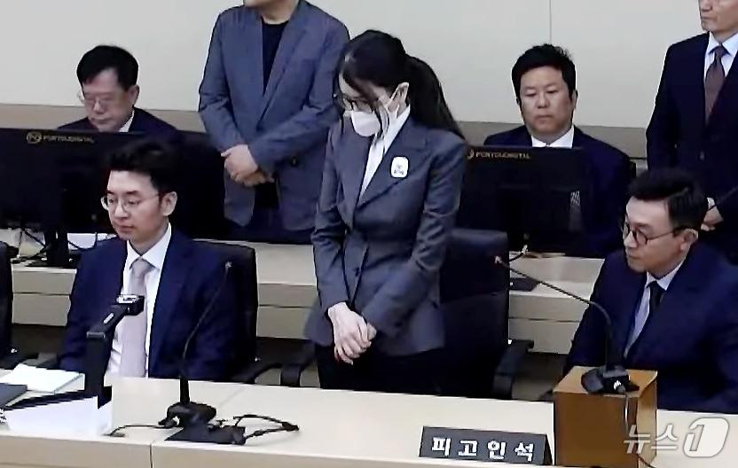 본문 이미지 - 김건희 여사가 지난 26일 서울 서초구 중앙지방법원에서 열린 특정범죄가중처벌등에관한법률위반(알선수재) 부정청탁및금품등수수의금지에관한법률위반 증거인멸 등에 대한 1심 선고 공판에 출석했다. (서울중앙지방법원 제공. 재판매 및 DB 금지) 2026.6.26 ⓒ 뉴스1 이호윤 기자