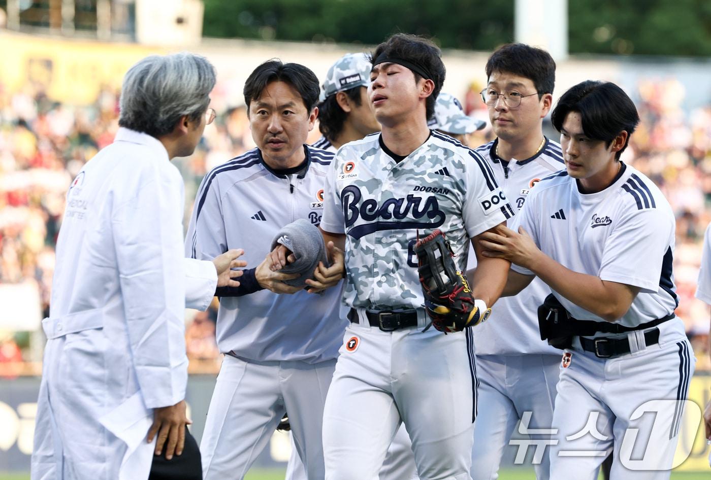 본문 이미지 - 26일 오후 서울 송파구 잠실야구장에서 열린 프로야구 '2026 신한은행 SOL KBO리그' KIA 타이거즈와 두산 베어스의 경기, 두산 1루수 오명진이 2회초 2사 주자 없는 상황에서 KIA 한준수의 땅볼 때 1루에서 충돌한 후 고통을 호소하고 있다. 2026.6.26 ⓒ 뉴스1 최지환 기자