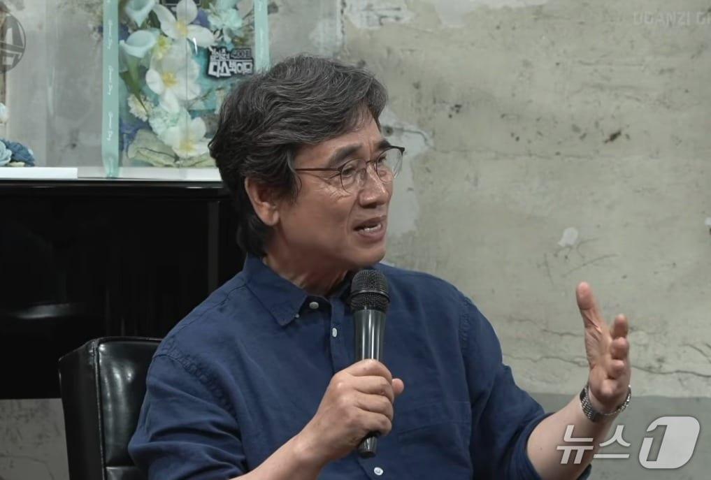 본문 이미지 - 유시민 작가가 26일 진보진영 방송인 김어준 씨의 유튜브  채널 '다스뵈이다'에서 조국 전 조국혁신당 대표에 대한 부채의식으로 조국 사태에 참전했다는 말을 하고 있다. 아울러 지금 더불어민주당에서 정청래 전 대표 연임에 반대하는 건 "(윤석열 정부 때) 국민의힘에서 나경원 출마하면 안 돼 이러면서 연판장 돌리고 했던 것과 거의 비슷하다"며 이른바 뉴이재명 움직임을 비판했다. (유튜브 갈무리) ⓒ 뉴스1