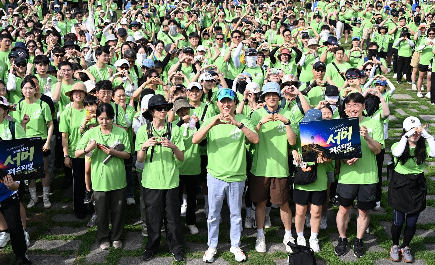본문 이미지 - 오세훈 서울시장이 27일 중구 백범광장에서 열린 2026 남산 서머 페스티벌에서 참가 시민들과 기념촬영을 하고 있다.(서울시 제공)