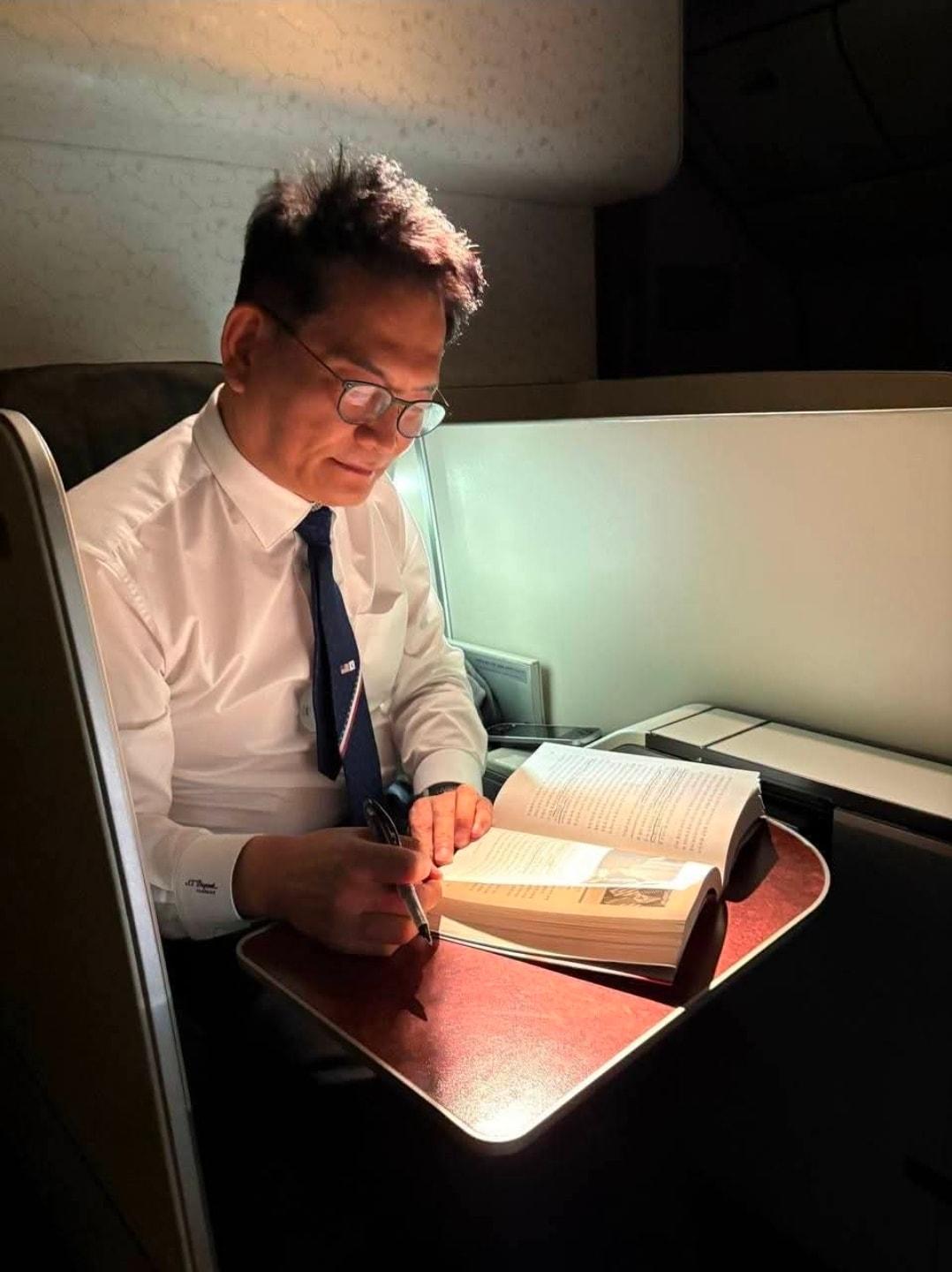 본문 이미지 - 송영길 전 더불어민주당 대표가 방미 후 귀국길에 오른 27일 "미국으로 향하는 비행기에서 읽기 시작한 '폴아웃'을 귀국길 하늘에서 완독했다"고 밝혔다. (송 전 대표 SNS 갈무리) 2026.06.27/뉴스1