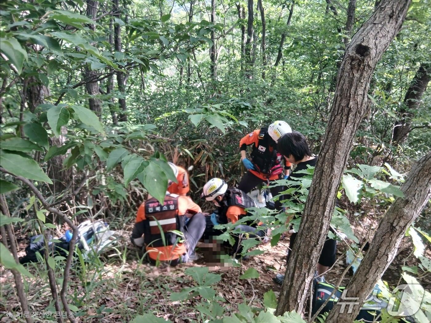 본문 이미지 - 전북 완주군 동상면 신월리 운장산 등산로에서 등산객이 사망하는 사고가 발생했다.  신고를 받고 출동한 소방이 등산객을 옮기고 있다.(소방제공, 재판매 및 DB금지)2026.6.27/뉴스1