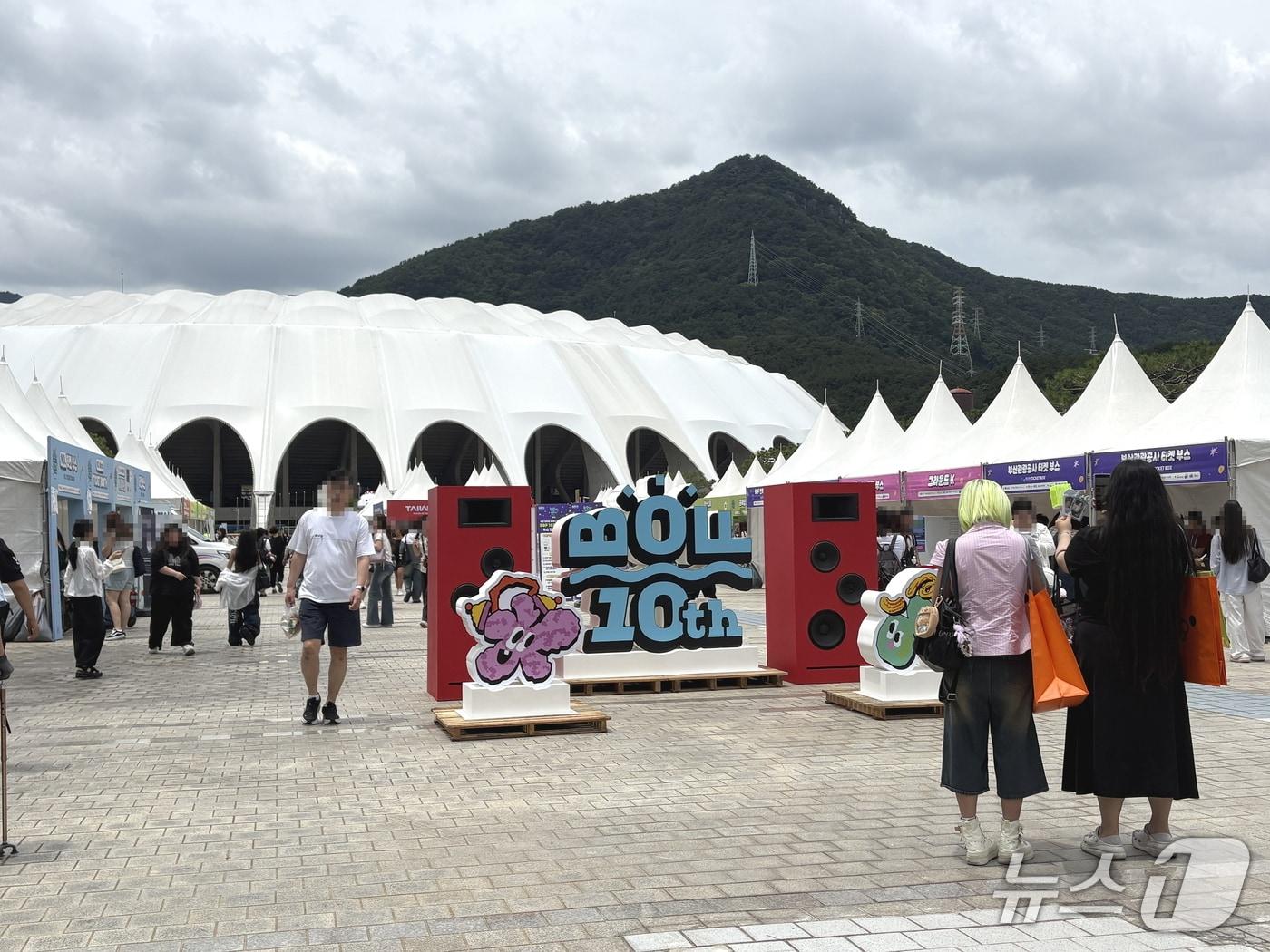 본문 이미지 - 27일 낮 12시쯤 부산 연제구 거제동 부산 아시아드주경기장은 '빅(Big) 콘서트'와 부스 체험 행사에 참여하기 위한 시민과 관광객들로 북적였다. 2026.6.27 ⓒ 뉴스1 박서현 기자