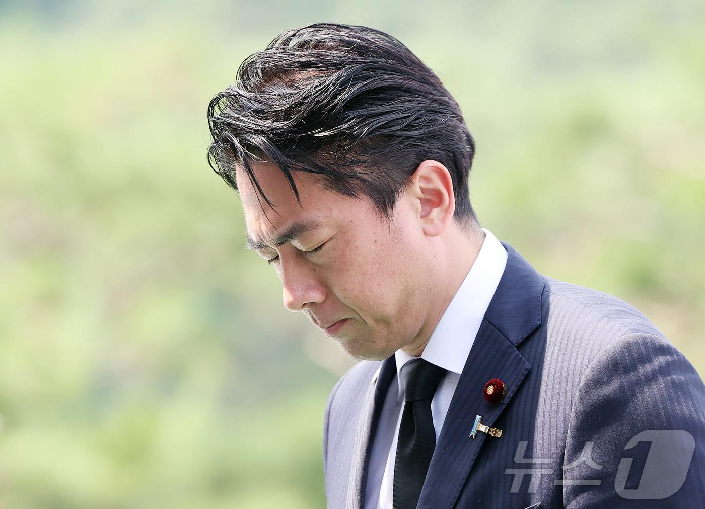 본문 이미지 - 한일 국방장관 회담을 위해 방한한 고이즈미 신지로 일본 방위상이 지난달 27일 서울 동작구 국립서울현충원을 찾아 현충탑에 묵념하고 있다. ⓒ 뉴스1 김진환 기자