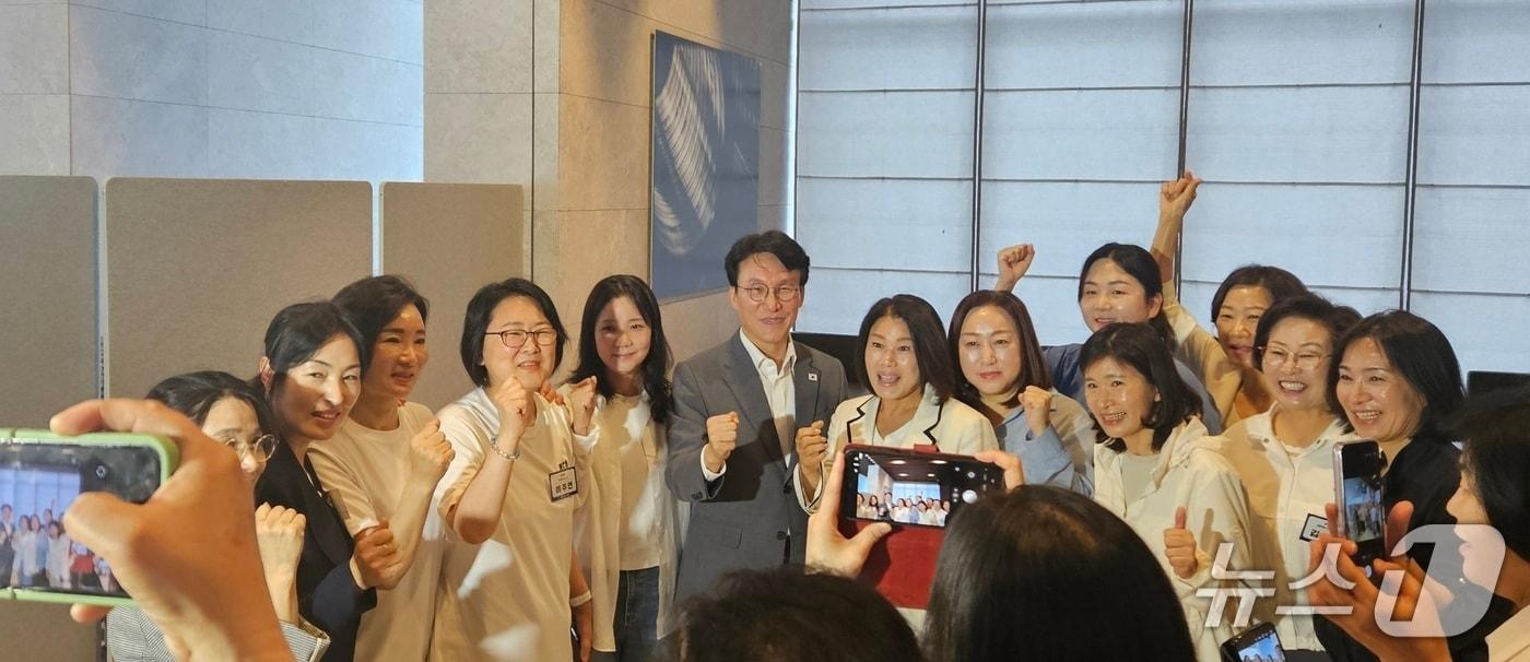 본문 이미지 - 김민석 국무총리가 27일 양평군 블룸비스타 호텔에서 열린 6·3 지방선거 더불어민주당 여성당선인 워크숍에 참석해 당선인들과 사진을 찍고 있다.2026.06.27/뉴스1 양희문 기자