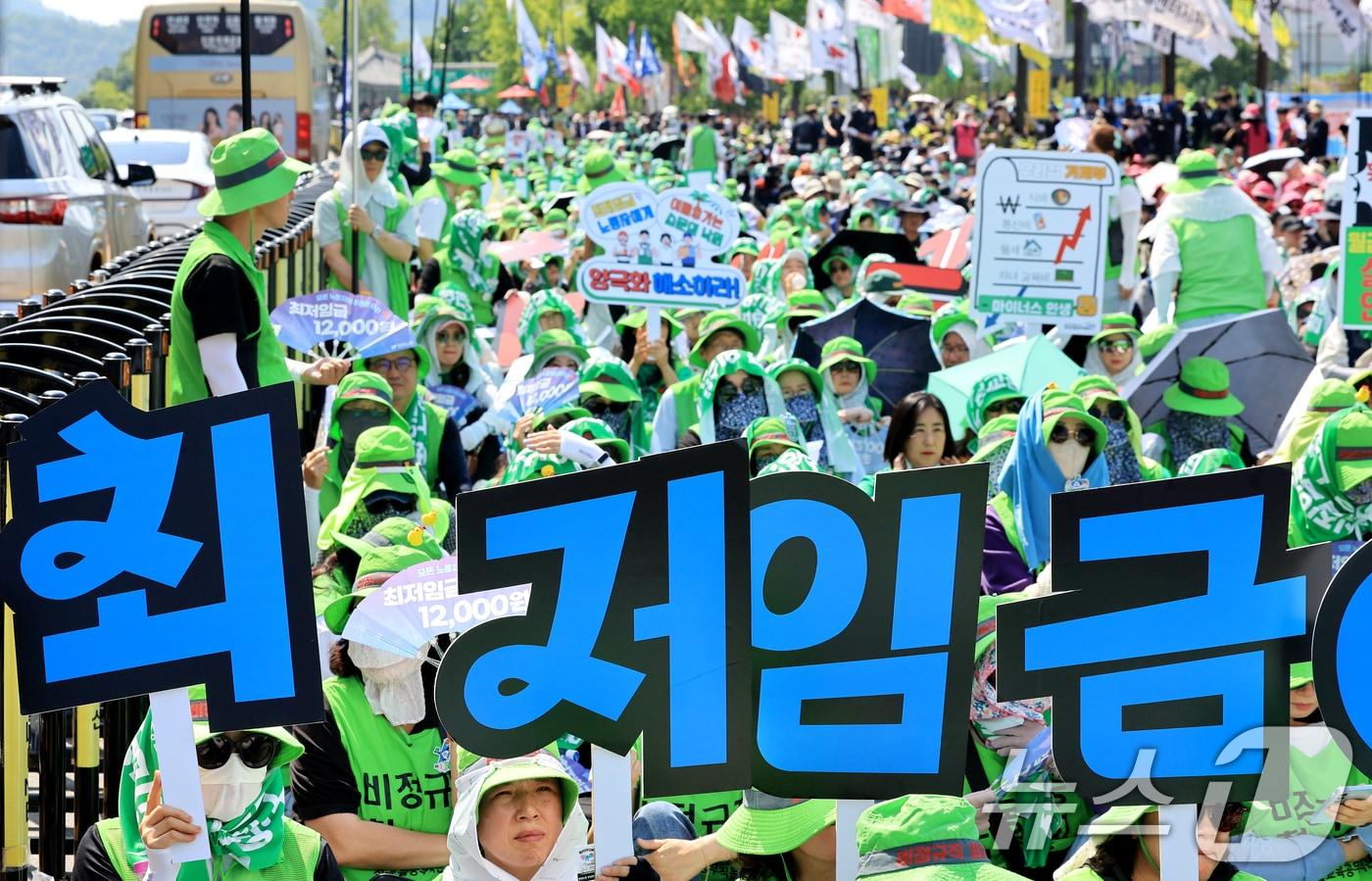 본문 이미지 - 27일 서울 종로구 송현광장 앞에서 열린 민주노총 비정규직 노동자 결의대회에서 참석자들이 '최저임금 확대적용 및 원청교섭·노정교섭 쟁취' 등을 촉구하고 있다. 2026.6.27 ⓒ 뉴스1 이호윤 기자