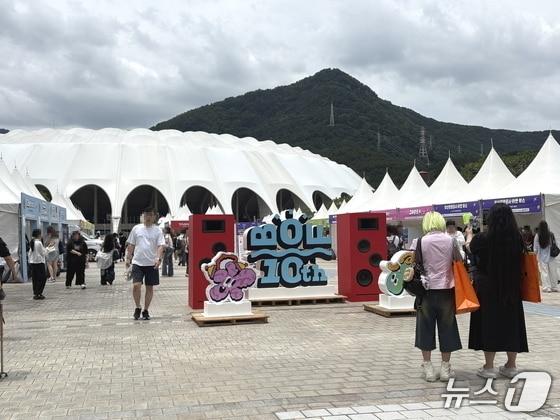 본문 이미지 - 아시아 최대 글로벌 융복합 음악 축제인 '2026 부산원아시아페스티벌'(Busan One Asia Festival with NOL·이하 BOF)이 27일 부산 아시아드주경기장에서 열리는 가운데, 이날 낮 12시쯤 경기장이 '빅(Big) 콘서트'와 부스 체험 행사에 참여하기 위한 시민과 관광객들로 북적였다. 2026.6.27 ⓒ 뉴스1 박서현 기자